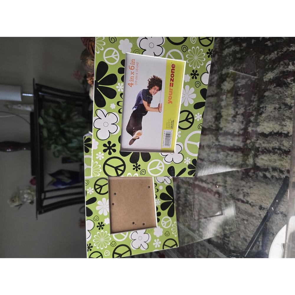 Set of 2 Your Zone 4x6 Inch Green Peace Sign and Flower Pattern Photo Frames